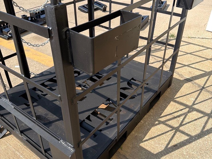 heavy-duty-do-all-44”-x-56”-skidloader/pallet-fork-man-basket-image-6