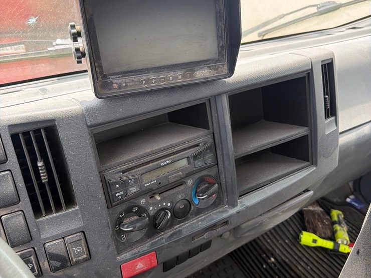 2015-isuzu-nrr-image-42