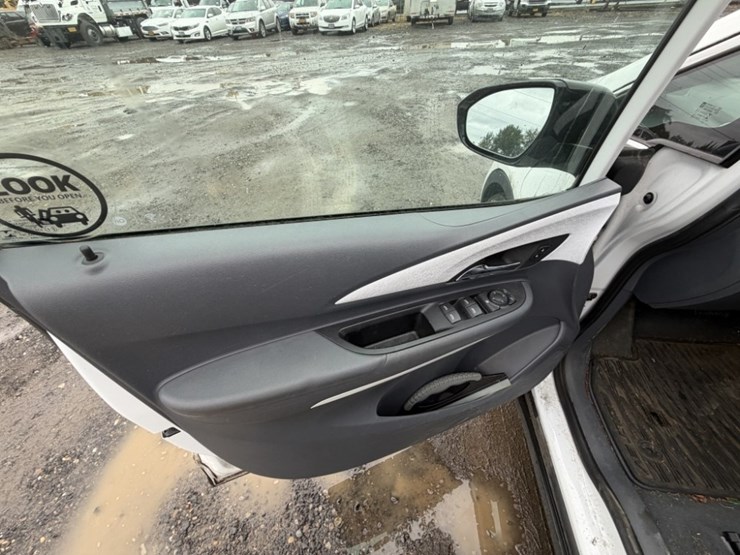 2017-chevrolet-bolt-ev-electric-hatchback-image-22