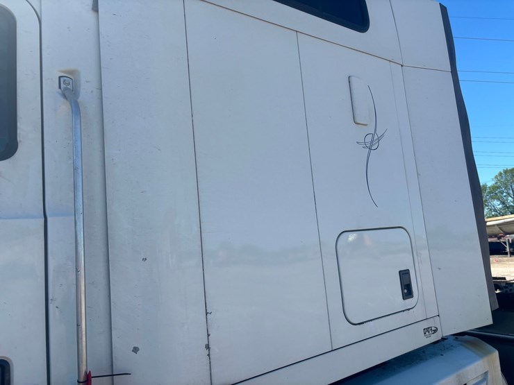 #2161-•-2015-mack-cxu600-sleeper-cab-truck-tractor-image-13