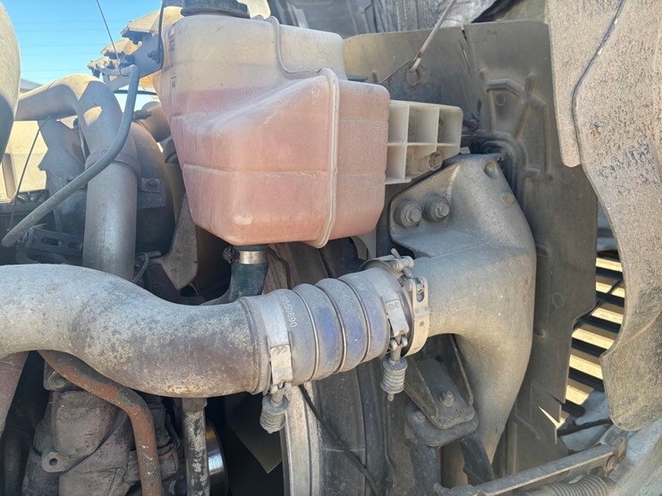 #2161-•-2015-mack-cxu600-sleeper-cab-truck-tractor-image-41