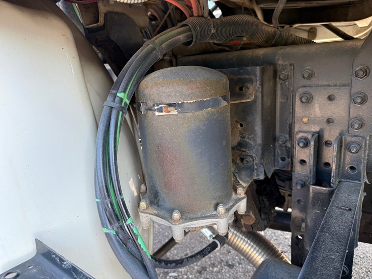 2003-freightliner-fl80-image-31