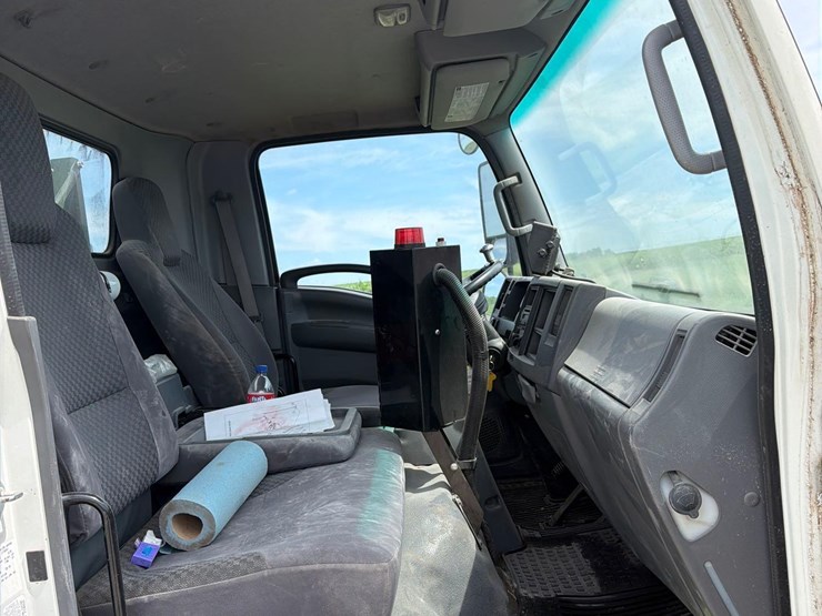 2015-isuzu-nrr-image-45