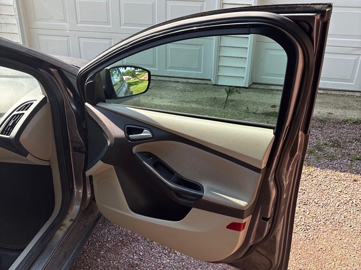 2014-ford-focus-se-car-image-32