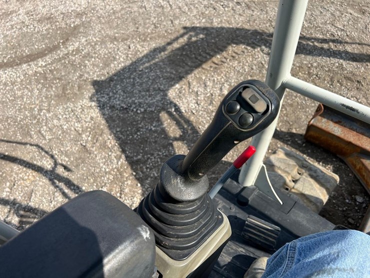 2016-takeuchi-tb260-image-22