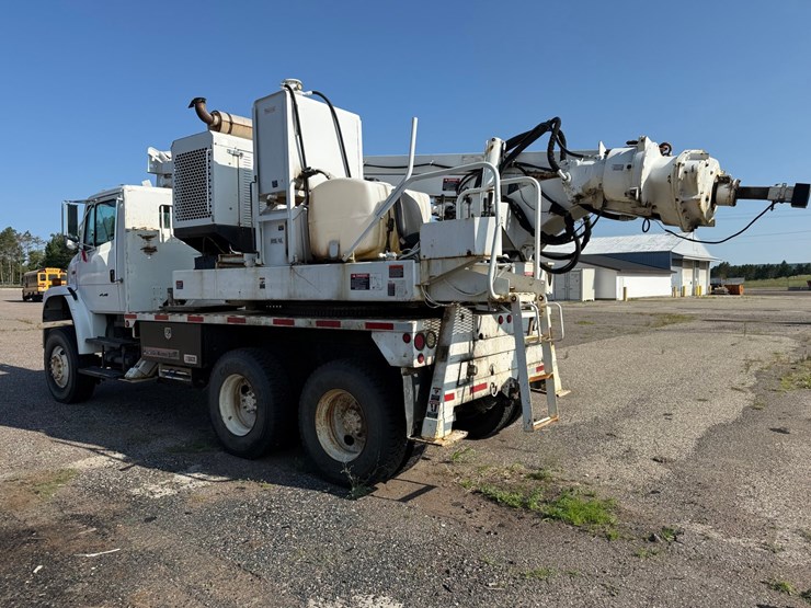 2003-freightliner-fl80-image-3