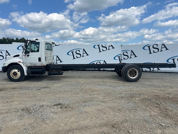 #61442-•-2006-international-single-axle-cab-and-chassis-image-2