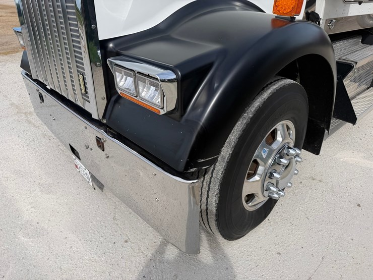 2016-kenworth-w900l-image-9