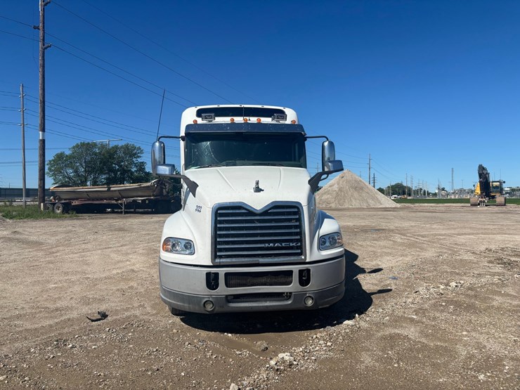 #2161-•-2015-mack-cxu600-sleeper-cab-truck-tractor-image-6