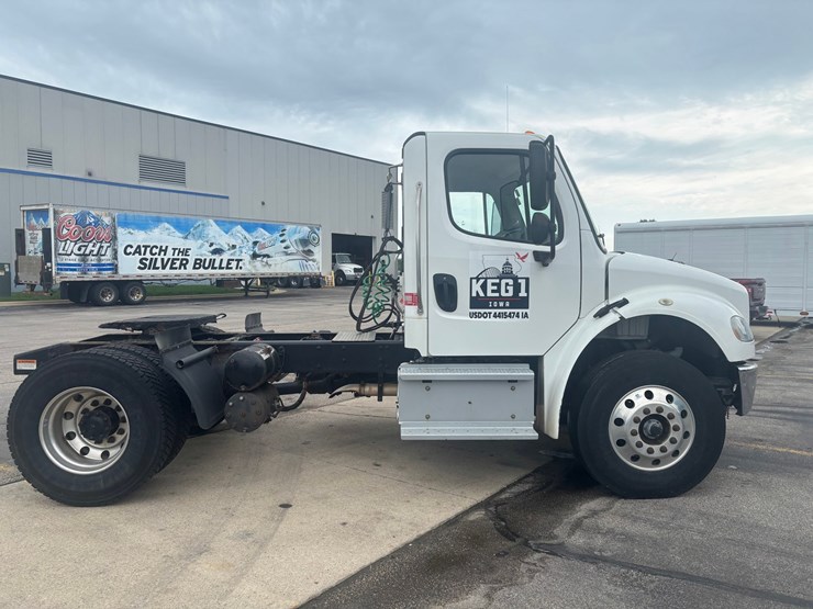 #2297-•-2017-freightliner-m2-single-axle-day-cab-truck-tractor-image-5