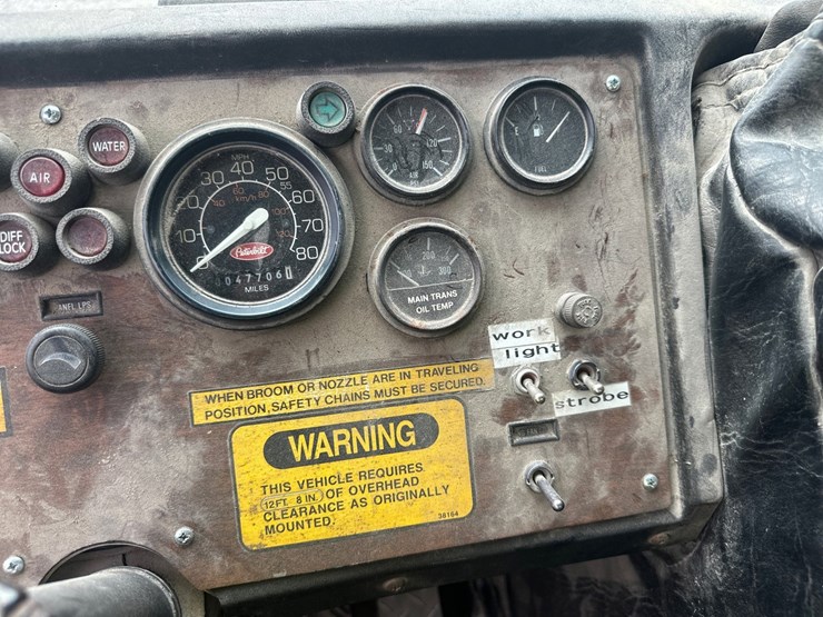 1990-peterbilt-320-image-42