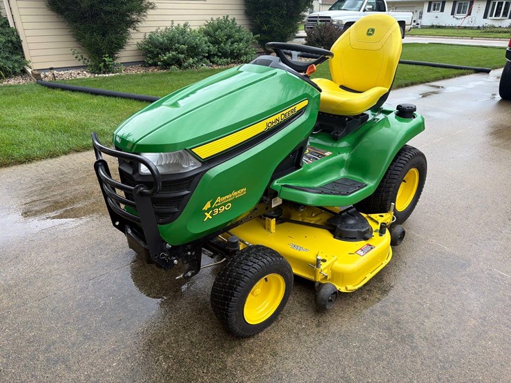 2021-john-deere-x390-image-1