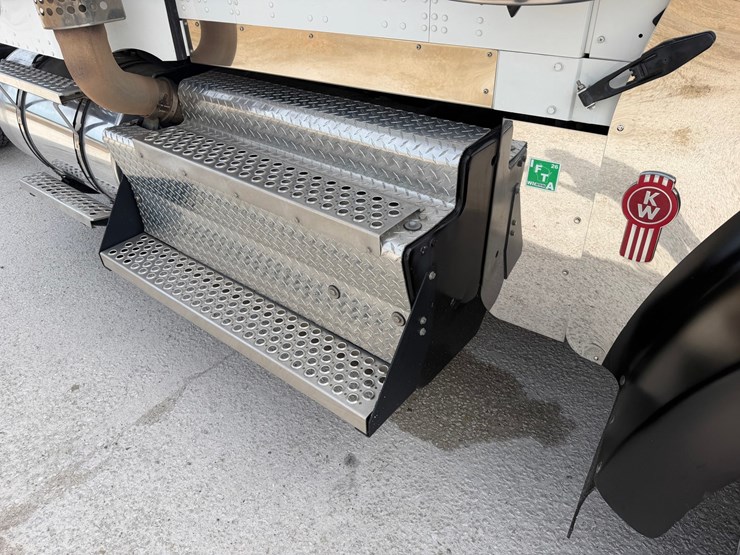 2016-kenworth-w900l-image-22