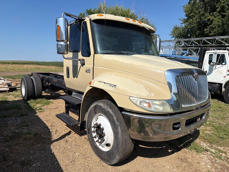 2003-international-durastar-4400-image-3