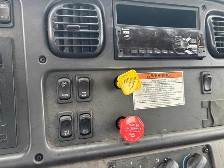 #2297-•-2017-freightliner-m2-single-axle-day-cab-truck-tractor-image-53