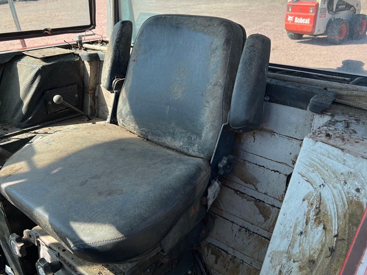 massey-ferguson-2705-image-31