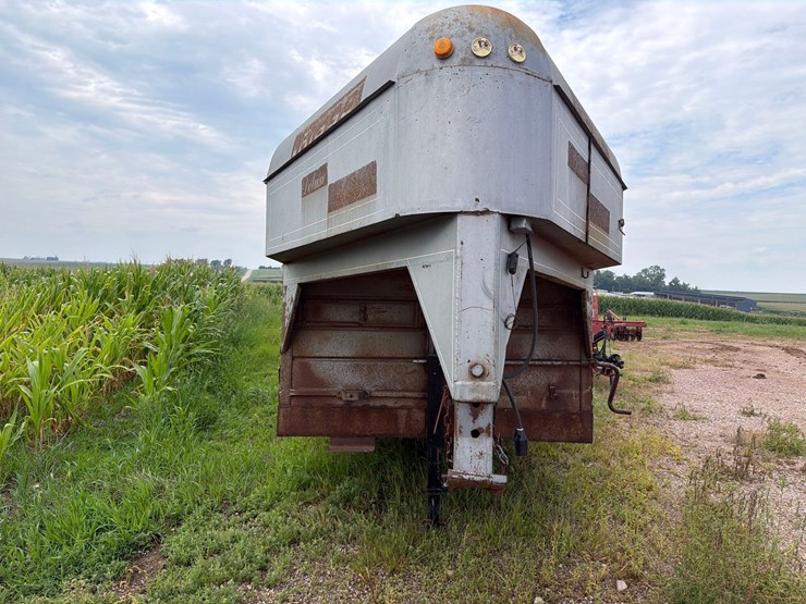 1975-triggs-7ft-x-20ft-gooseneck-livestock-trailer-image-2