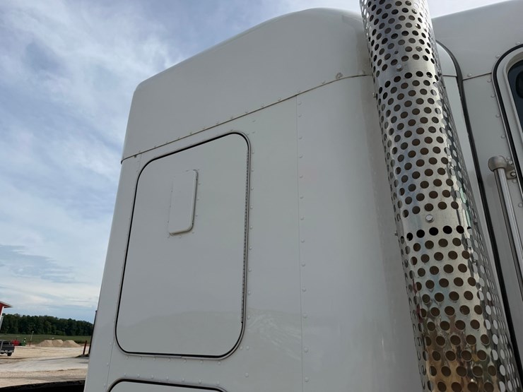 2016-kenworth-w900l-image-25