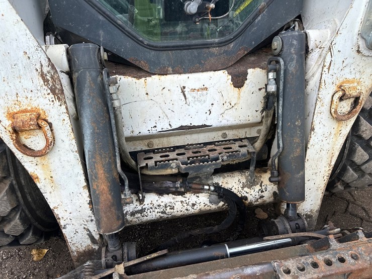 2012-bobcat-s850-image-17