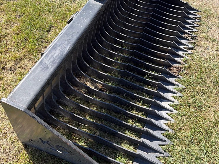kc-72”-skidloader-rock-bucket-image-8