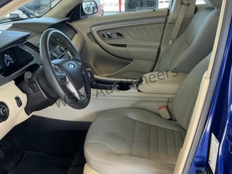 2015-ford-taurus-sdn-image-21