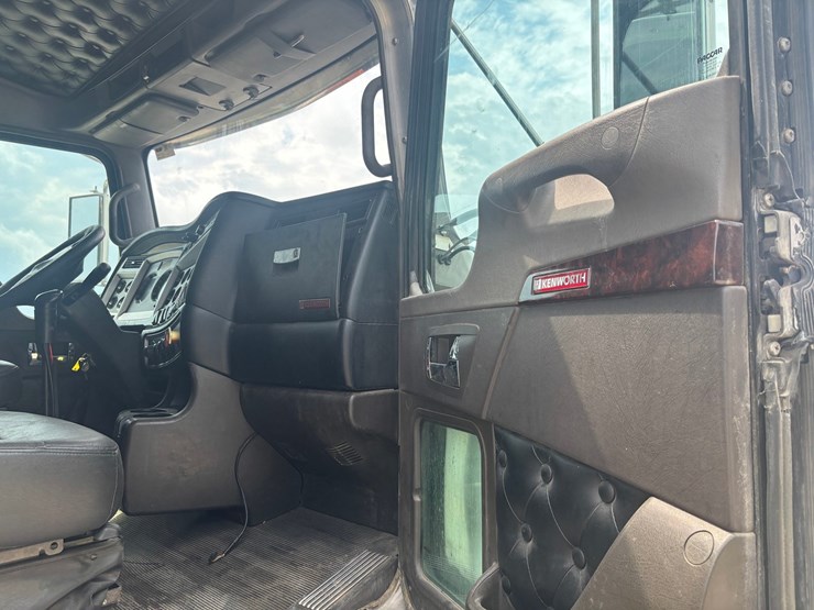 2012-kenworth-w900-image-56