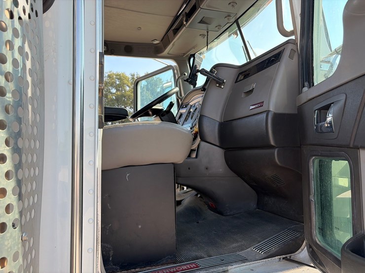 2019-kenworth-t800-image-14
