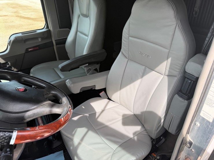2016-kenworth-w900l-image-33