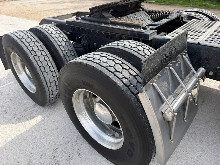 2016-kenworth-w900l-image-27