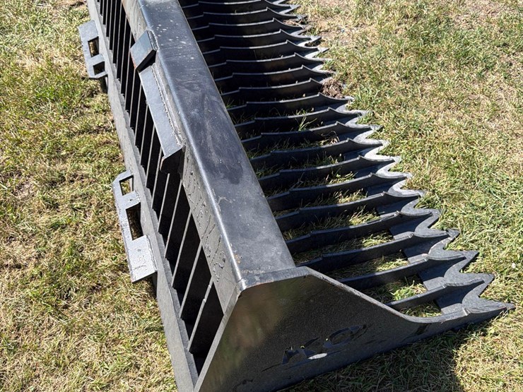 kc-72”-skidloader-rock-bucket-image-9