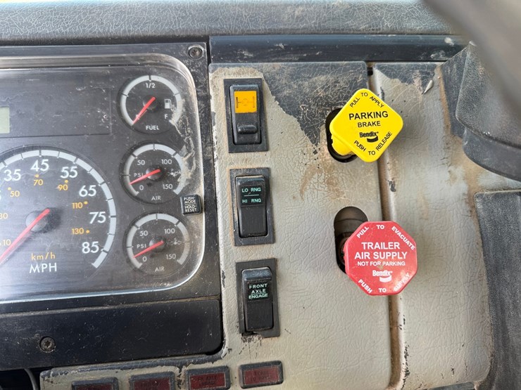2003-freightliner-fl80-image-107