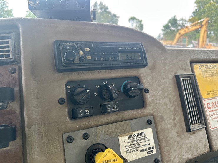 2006-peterbilt-335-image-45