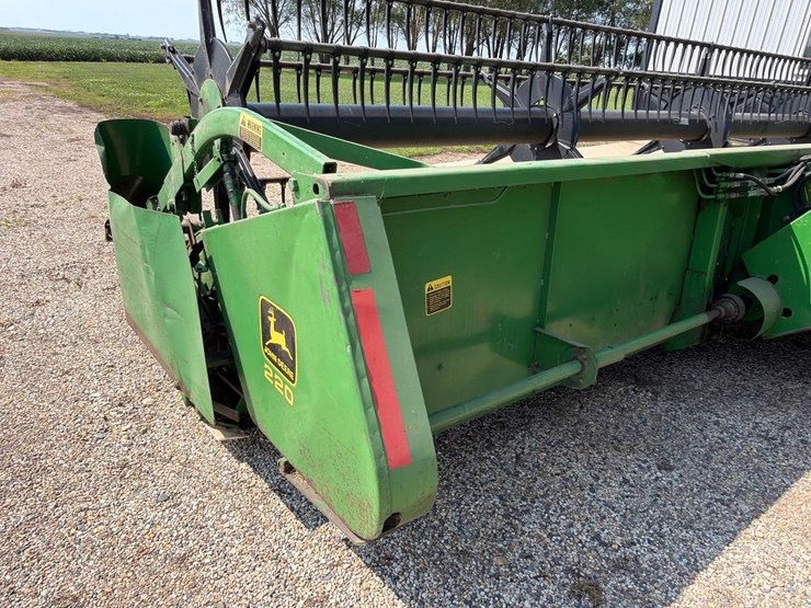 john-deere-220-image-13