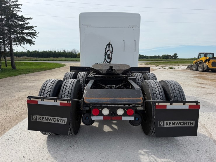 2016-kenworth-w900l-image-4