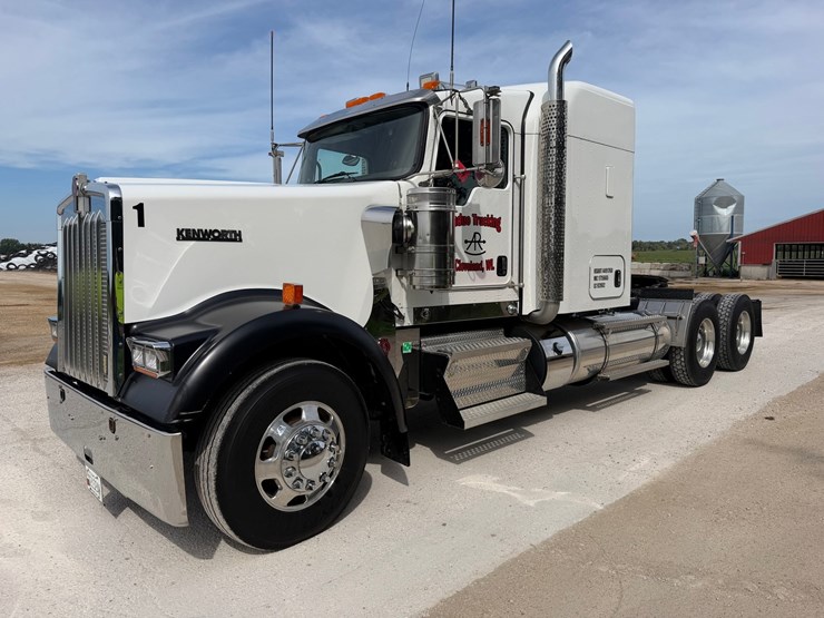 2016-kenworth-w900l-image-1
