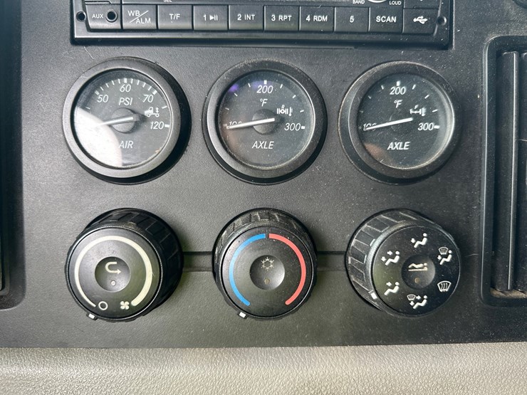 #61416-•-2019-freightliner-cascadia-evolution-iseries-sleeper-cab-truck-tractor-image-47