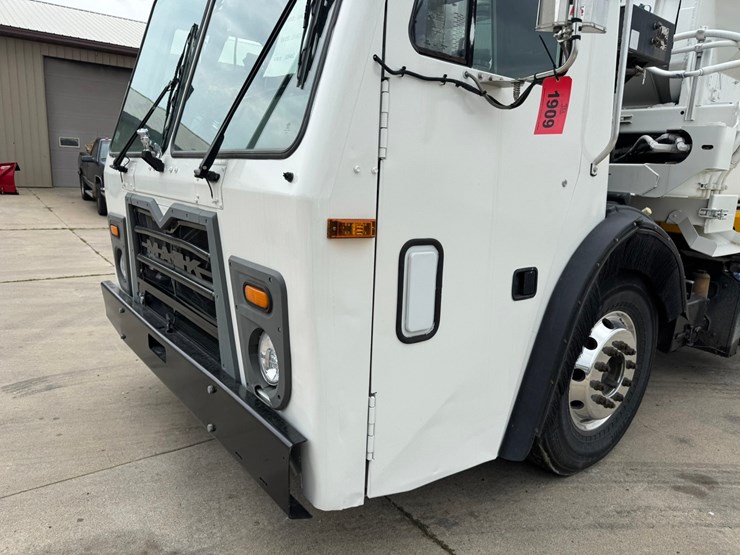 2015-mack-leu613-image-10
