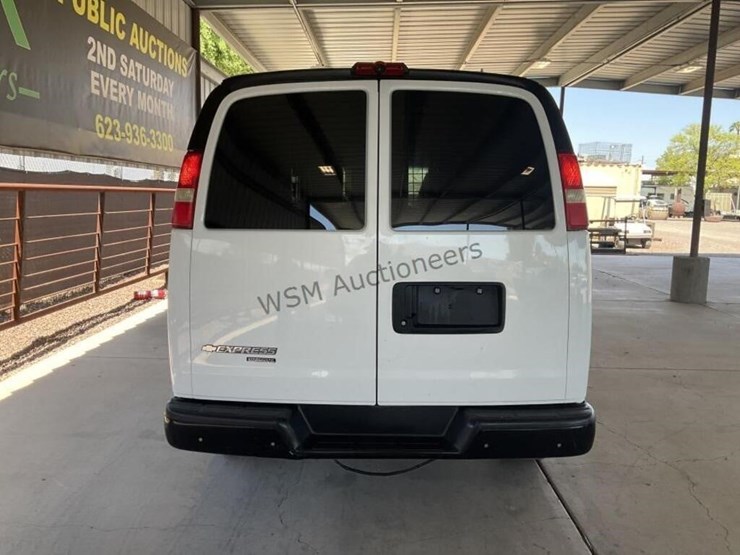 2015-chevrolet-express-3500-image-6