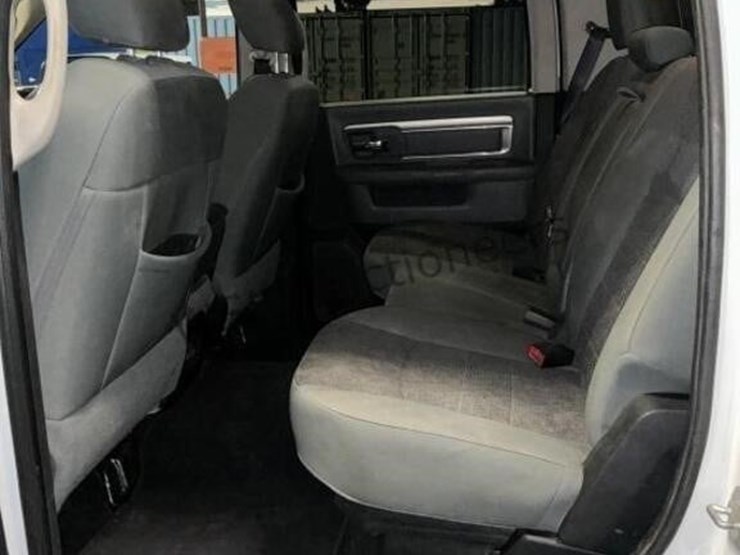2016-dodge-3500-image-24