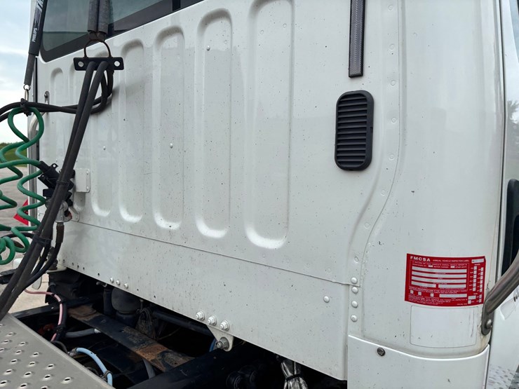 #2297-•-2017-freightliner-m2-single-axle-day-cab-truck-tractor-image-27