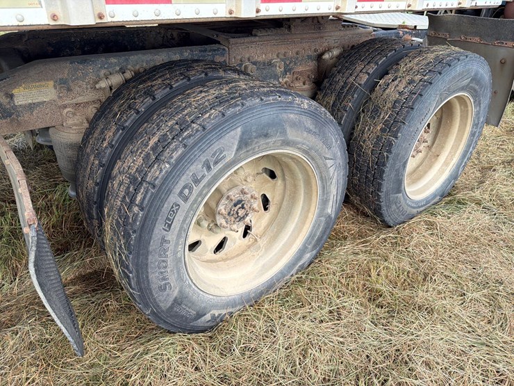 2000-freightliner-fld120-image-31