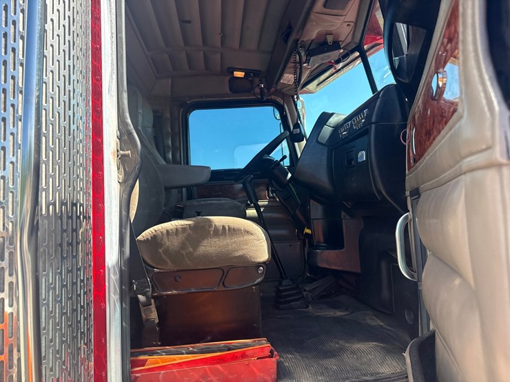 2005-peterbilt-379-image-56