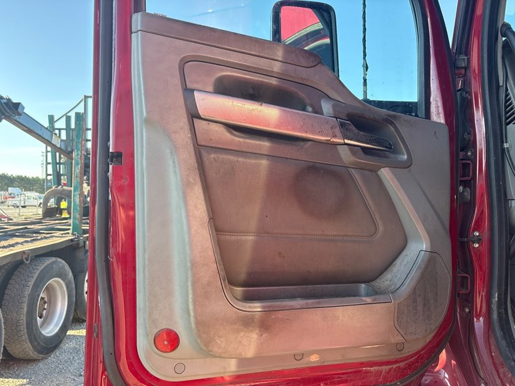 2014-kenworth-t680-image-25