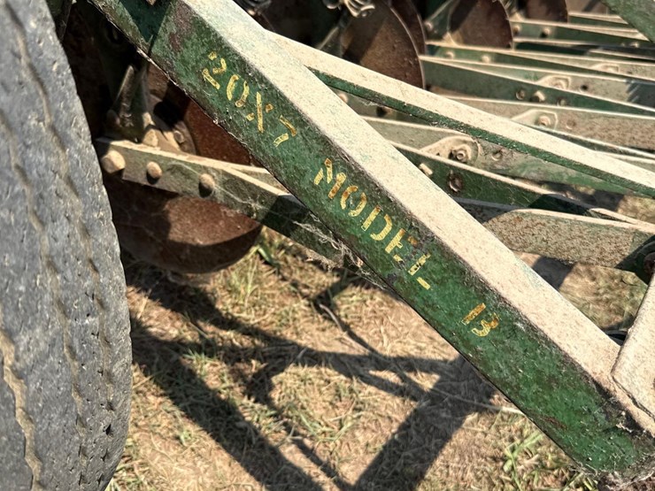john-deere-van-brunt-12ft-drill-image-12