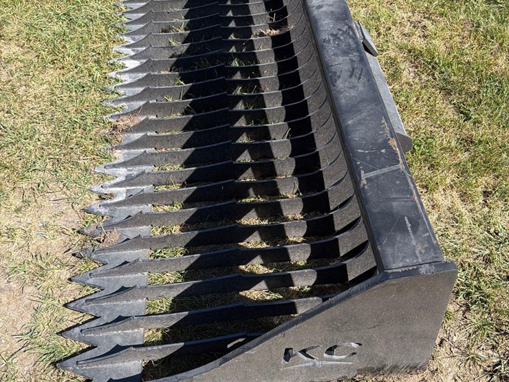 kc-72”-skidloader-rock-bucket-image-5