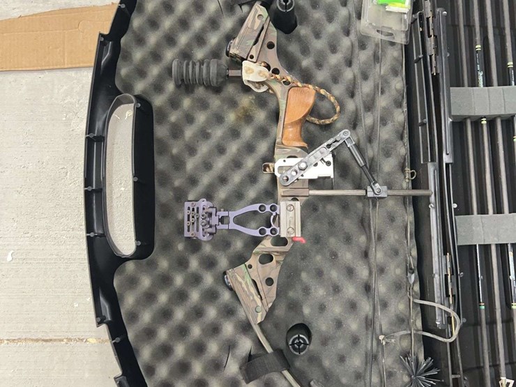 matthews-compound-bow-w/-arrows-&-case-image-2