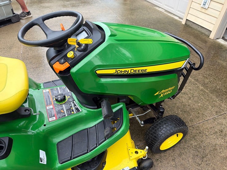 2021-john-deere-x390-image-12