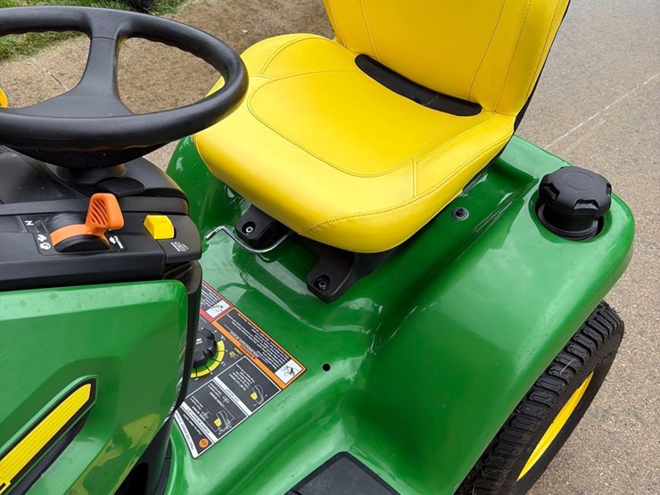 2021-john-deere-x390-image-19