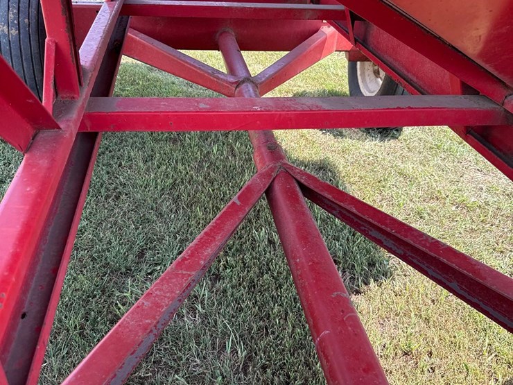ez-flow-250bu-gravity-wagon-image-13