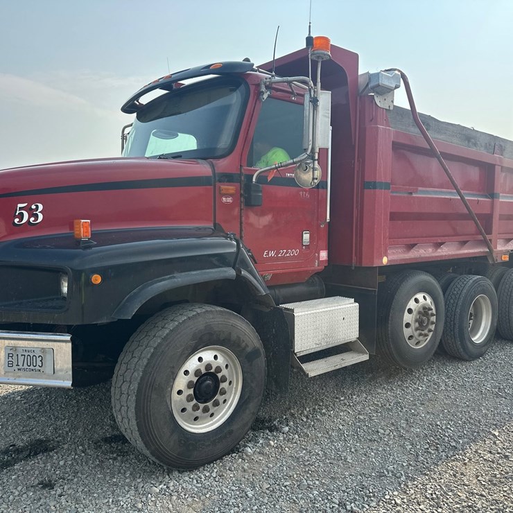 #61388 • 2004 International 5600I Quad Axle Dump Truck